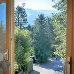 Modernes Mit Terrasse Und Parkplatz In Den Alpen