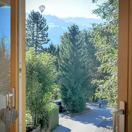 Modernes Mit Terrasse Und Parkplatz In Den Alpen